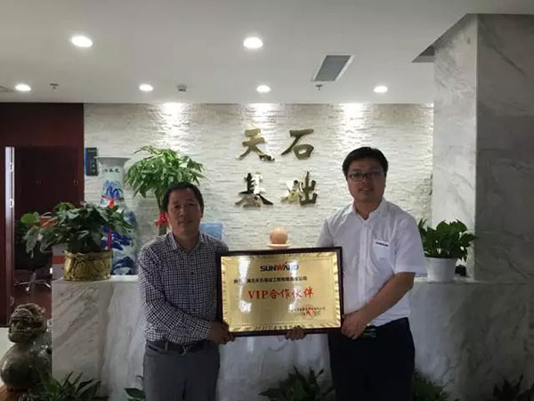 一路相隨，山河智能伴他功成名就