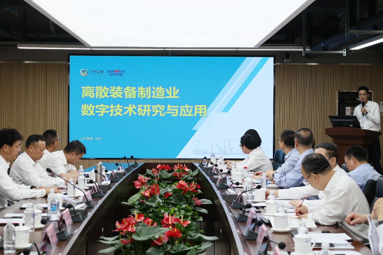 天能控股集團黨委書記、董事長張?zhí)烊温赎牭皆L山河智能