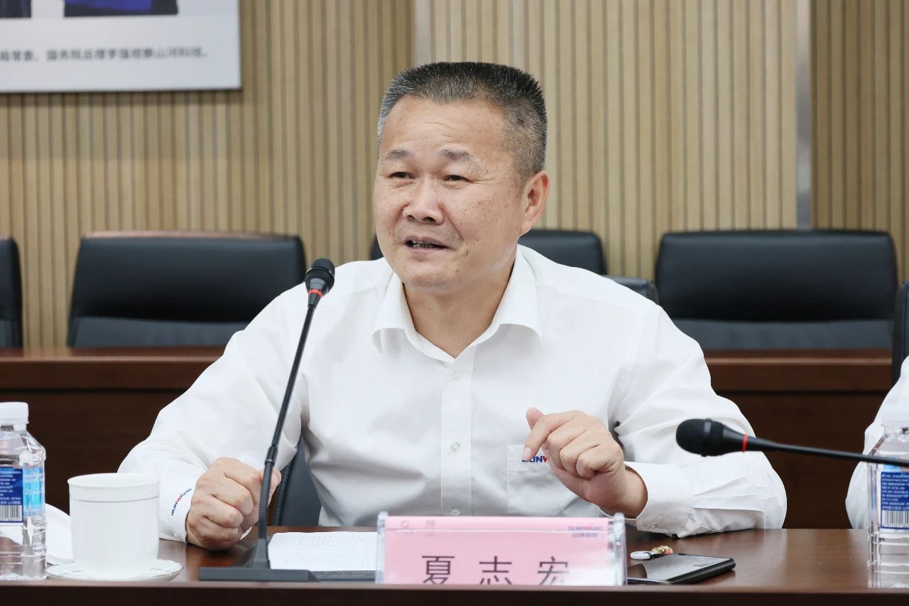 天能控股集團黨委書記、董事長張?zhí)烊温赎牭皆L山河智能