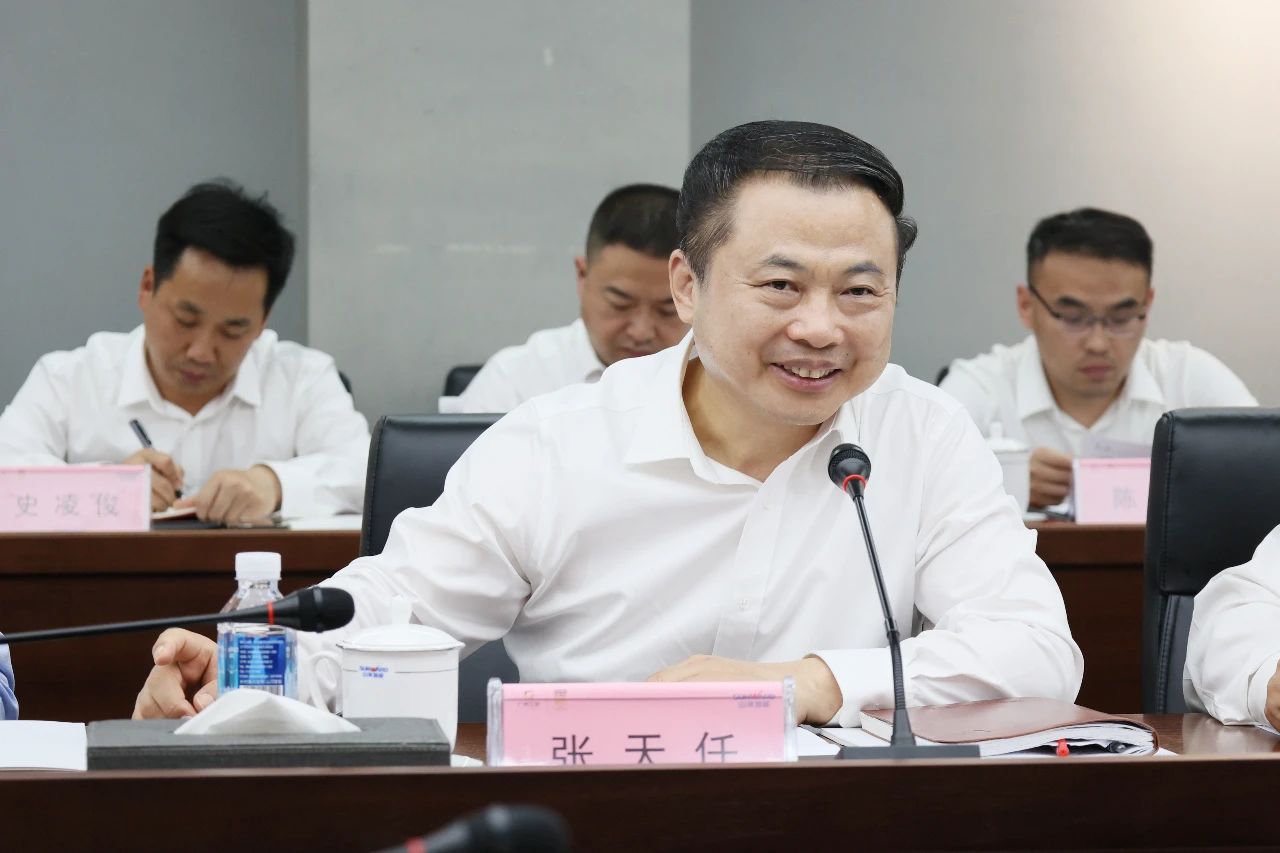 天能控股集團黨委書記、董事長張?zhí)烊温赎牭皆L山河智能